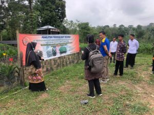 TIM LP2M UNIVERSITAS JAMBI; MONITORING DAN EVALUASI KEGIATAN PENELITIAN DAN PENGABDIAN RISET KEILMUAN DI DESA IBRU