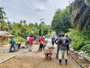Kegiatan Pembangunan Jalan Cor Beton di RT 02 Desa Ibru